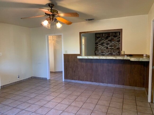 Foto del edificio - Cozy Three Bedroom, Two Bathroom Home with 2-Car Garage in S. Natomas