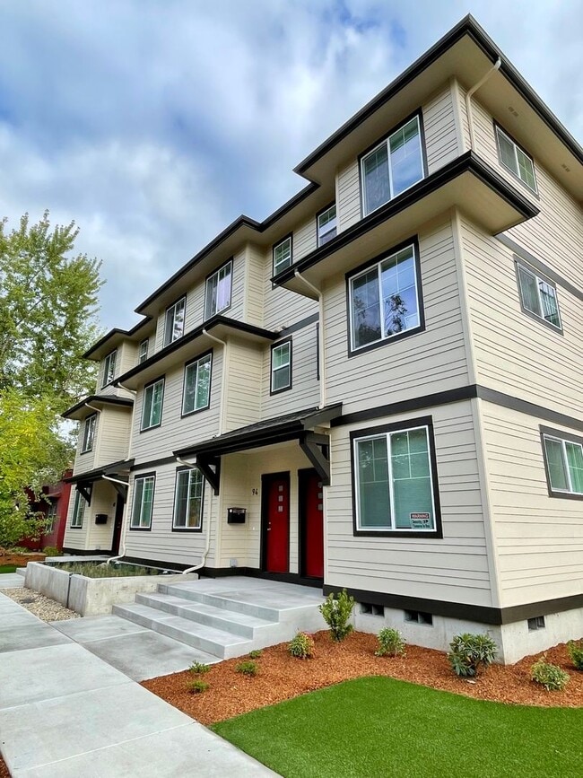 Building Photo - NEW 4 Bedroom / 4.5 Bath Duplex. A/C in every bedroom