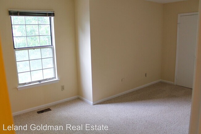 Building Photo - 2 br, 2.5 bath House - 5205 Daphne