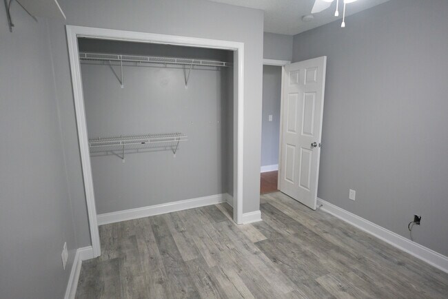 Dormitorio 1 - 6312 Branford Rd