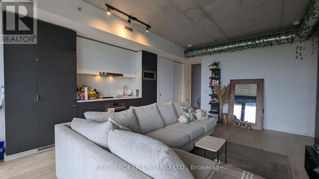 Building Photo - 170 Bayview Ave