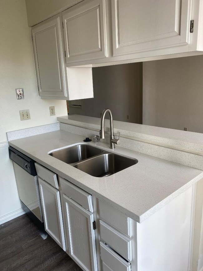 Building Photo - 2409 Leon St