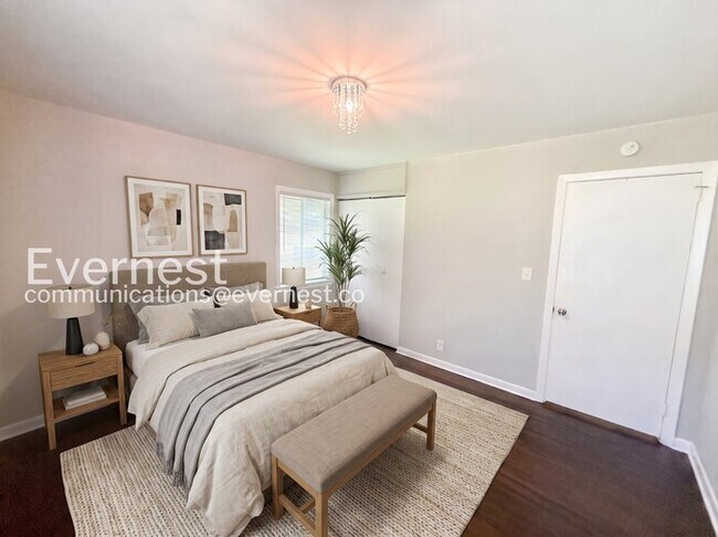 Foto del edificio - 9825 Maple Ln