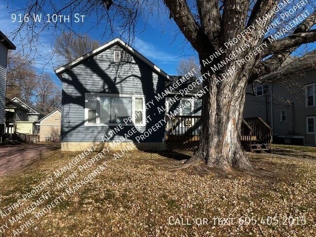 Building Photo - 916 W 10th St