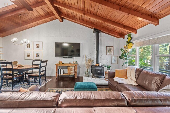 Foto del edificio - 319 Hideaway Lane Central