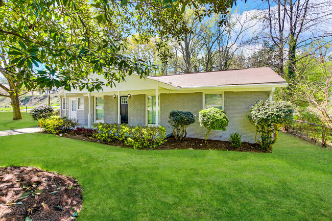 Building Photo - 2973 Cambridge Dr Sw