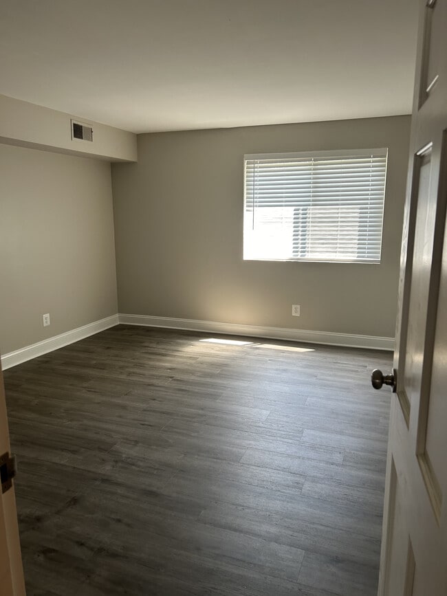 Bedroom 1 - 33 Windemere Apartments