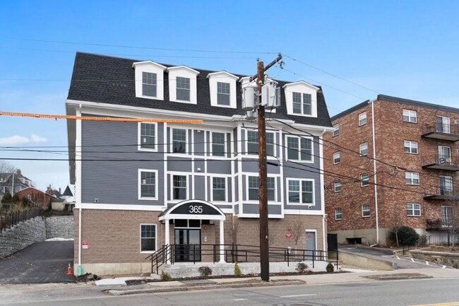 Foto del edificio - 365 Newport Ave