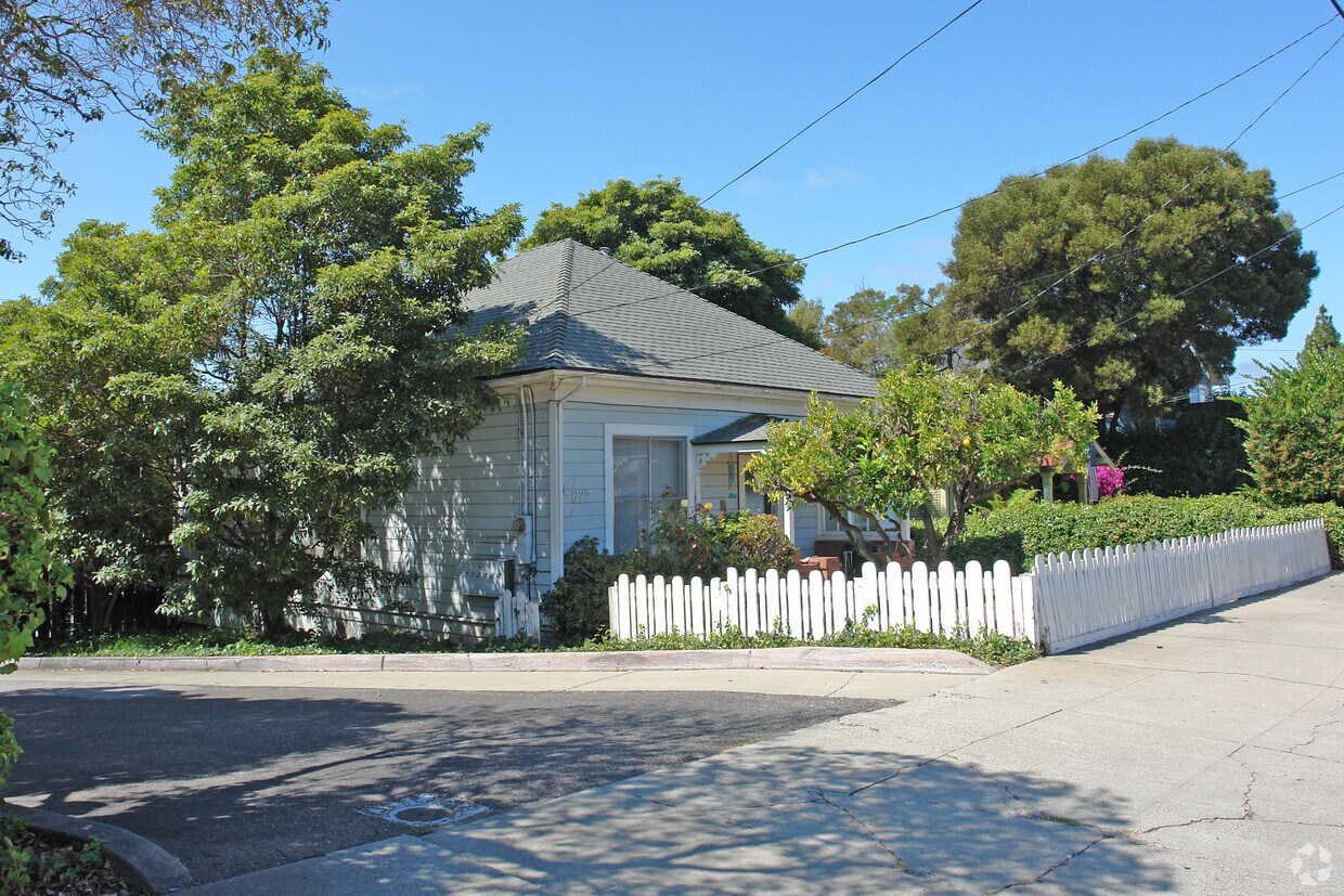 Building Photo - 677 BRANCH St