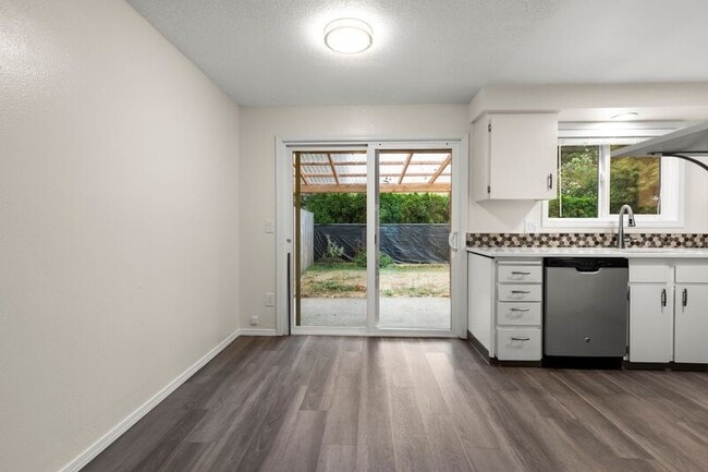 Building Photo - 885 SE Lambert Cir