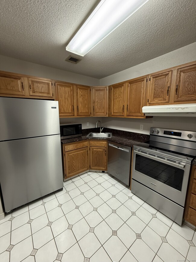 Building Photo - 402 Twin Circle Dr