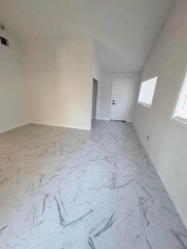 Building Photo - 3010 McCrarey Dr