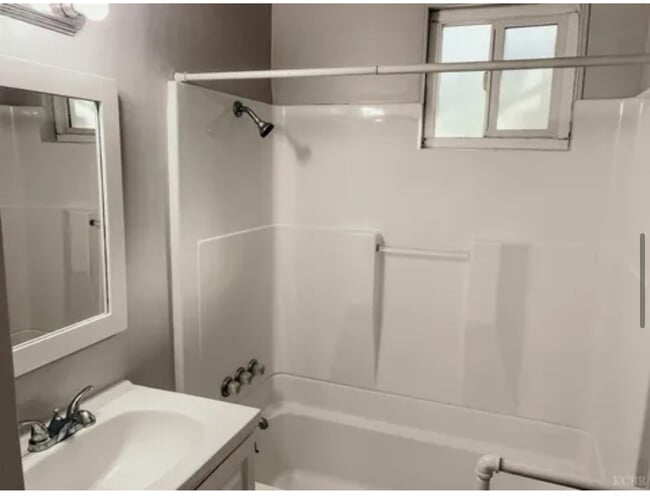 Building Photo - 514 N Harris St