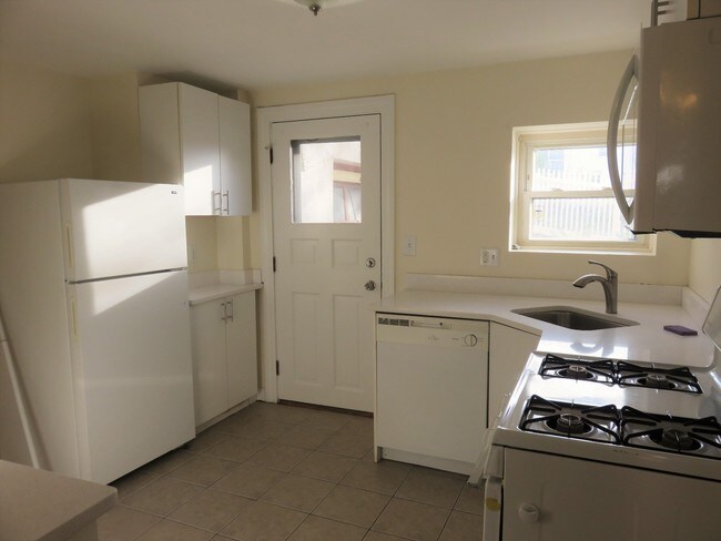 Building Photo - 2 bed / 2 bath in Winthrop by the Sea