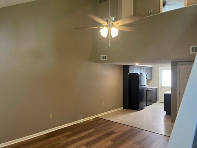 Building Photo - Lakeview Apartments: 3 BR 2BA