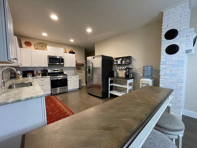 Otra vista de la cocina con la barra de café. - 422 S Olive St