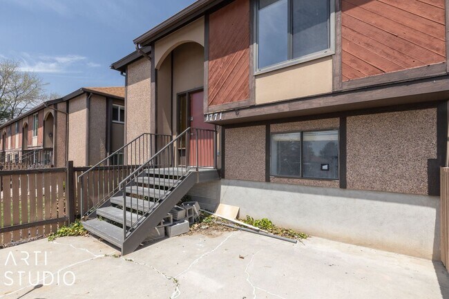 Building Photo - Fully Renovated 4-Bedroom Townhome in Prim...