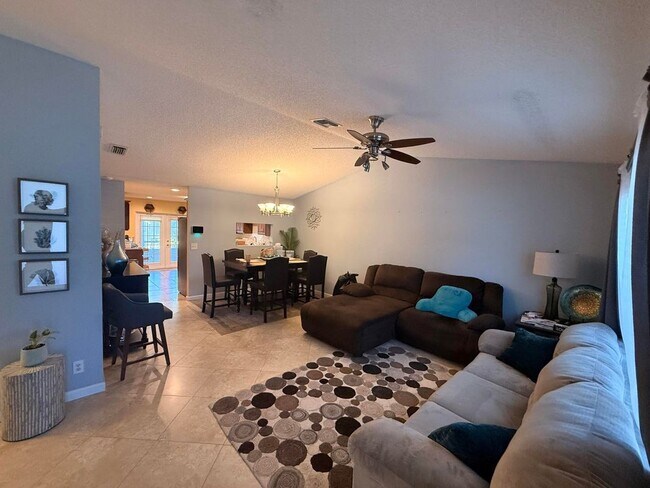 Foto del edificio - 5584 Priscilla Ln