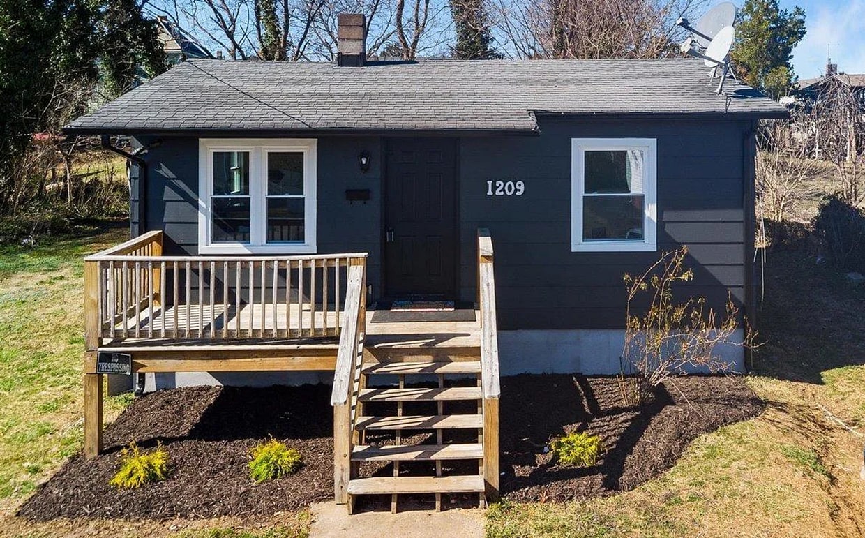 Primary Photo - 2 Bedroom 1 Bath Available to Rent for $79...