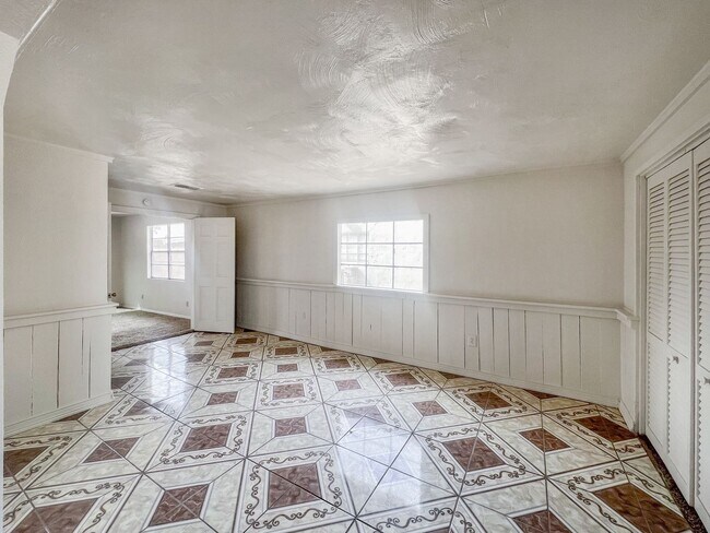 Building Photo - 2703 North Acres
