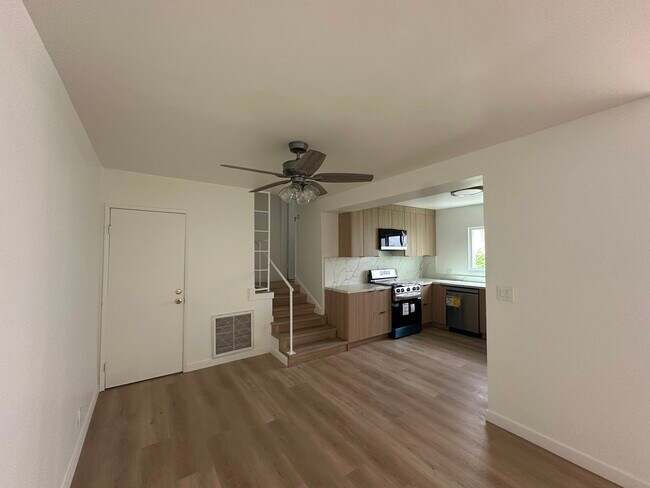 Building Photo - 340 N Palm Dr