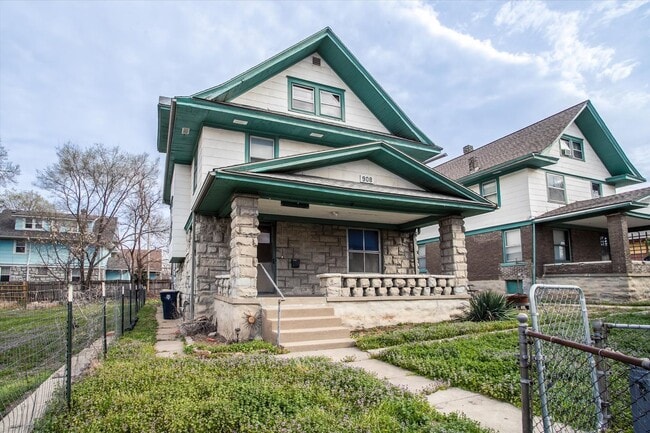 Building Photo - 908 E 31st St