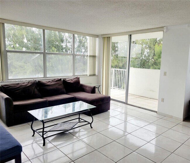 Building Photo - 1300 NE Miami Gardens Dr