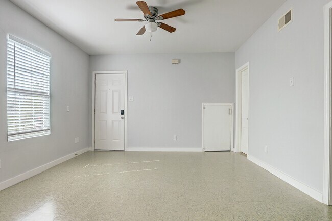 Foto del edificio - 3345 Reeves St