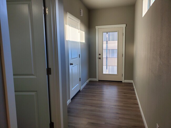 Foto del edificio - 6906 Delaney Ln NE