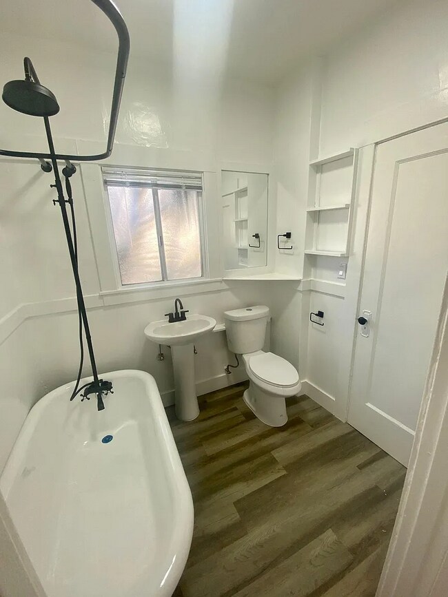Foto del edificio - 323 E 15th St