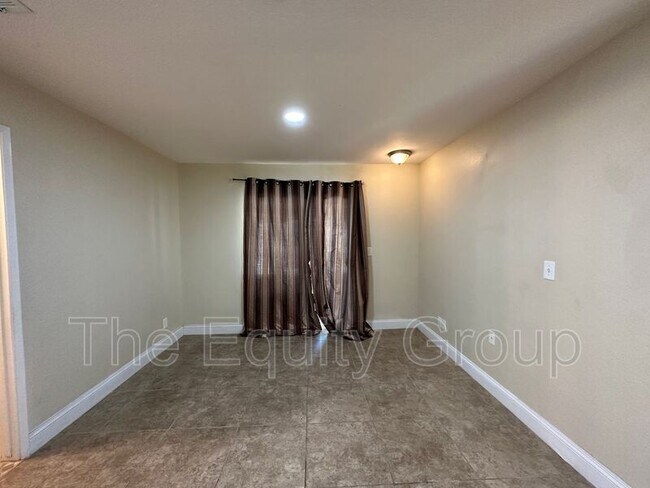 Foto del edificio - 2134 N Elm St