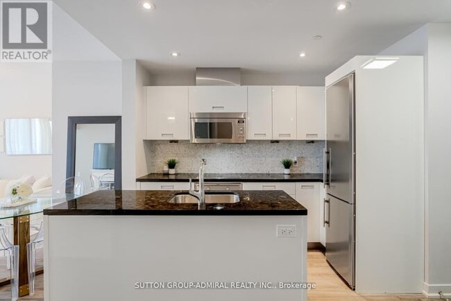 Building Photo - 90 Park Lawn Rd