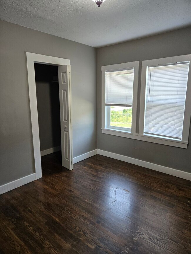 Building Photo - Charming 2-Bedroom Home with Open Floor Plan & Fenced Backyard