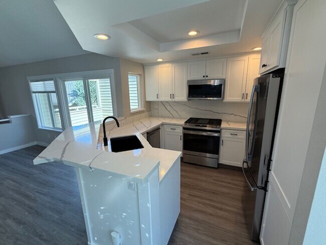 Foto del edificio - Renovated 1-Bedroom Condo with Updated Fixtures in Hercules