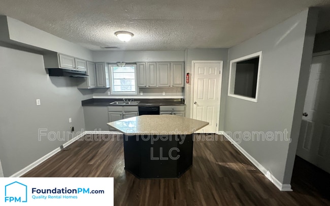 Building Photo - 2921 Normandy Dr