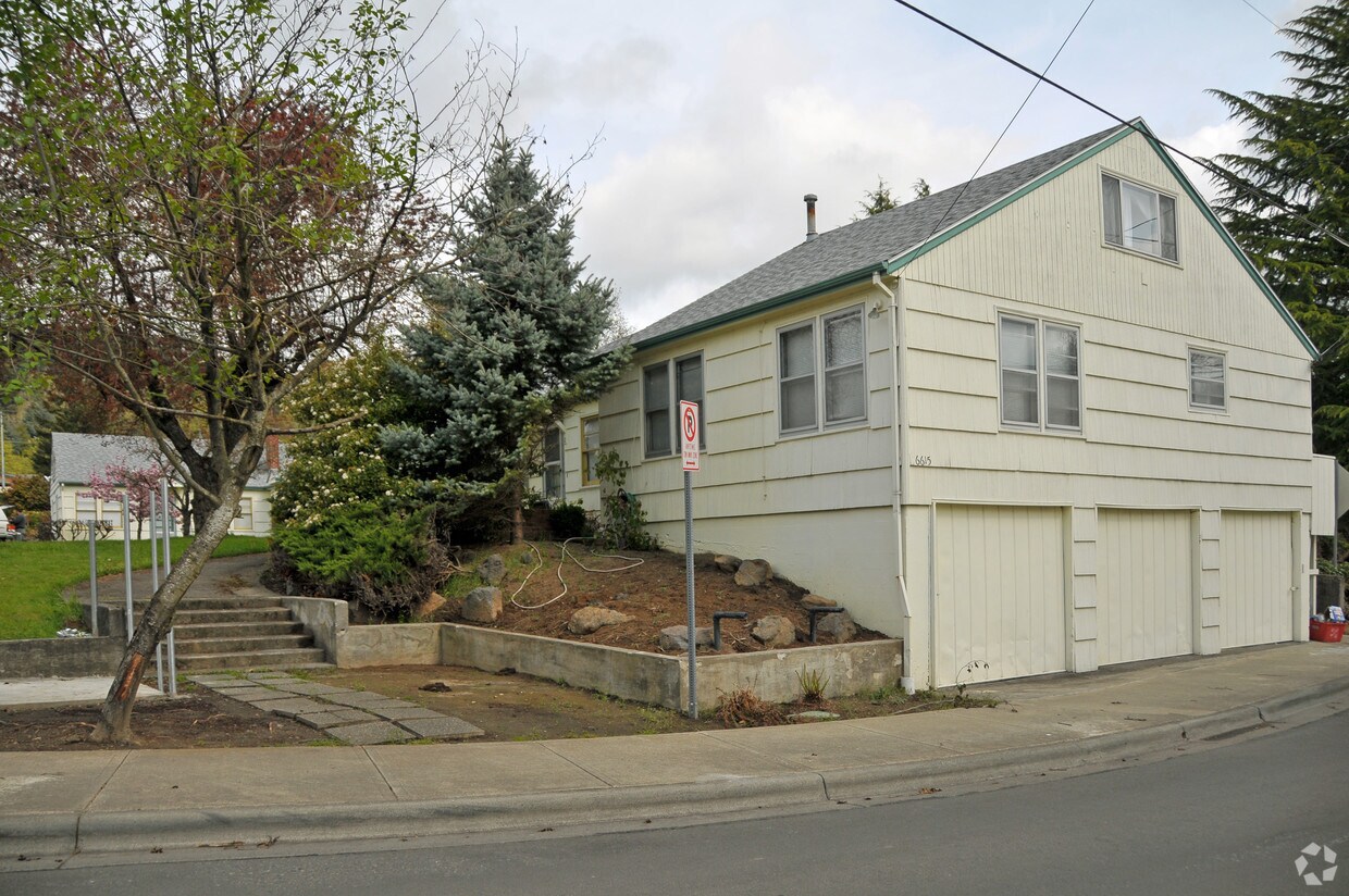 Building Photo - 6615 SW Canyon Ln