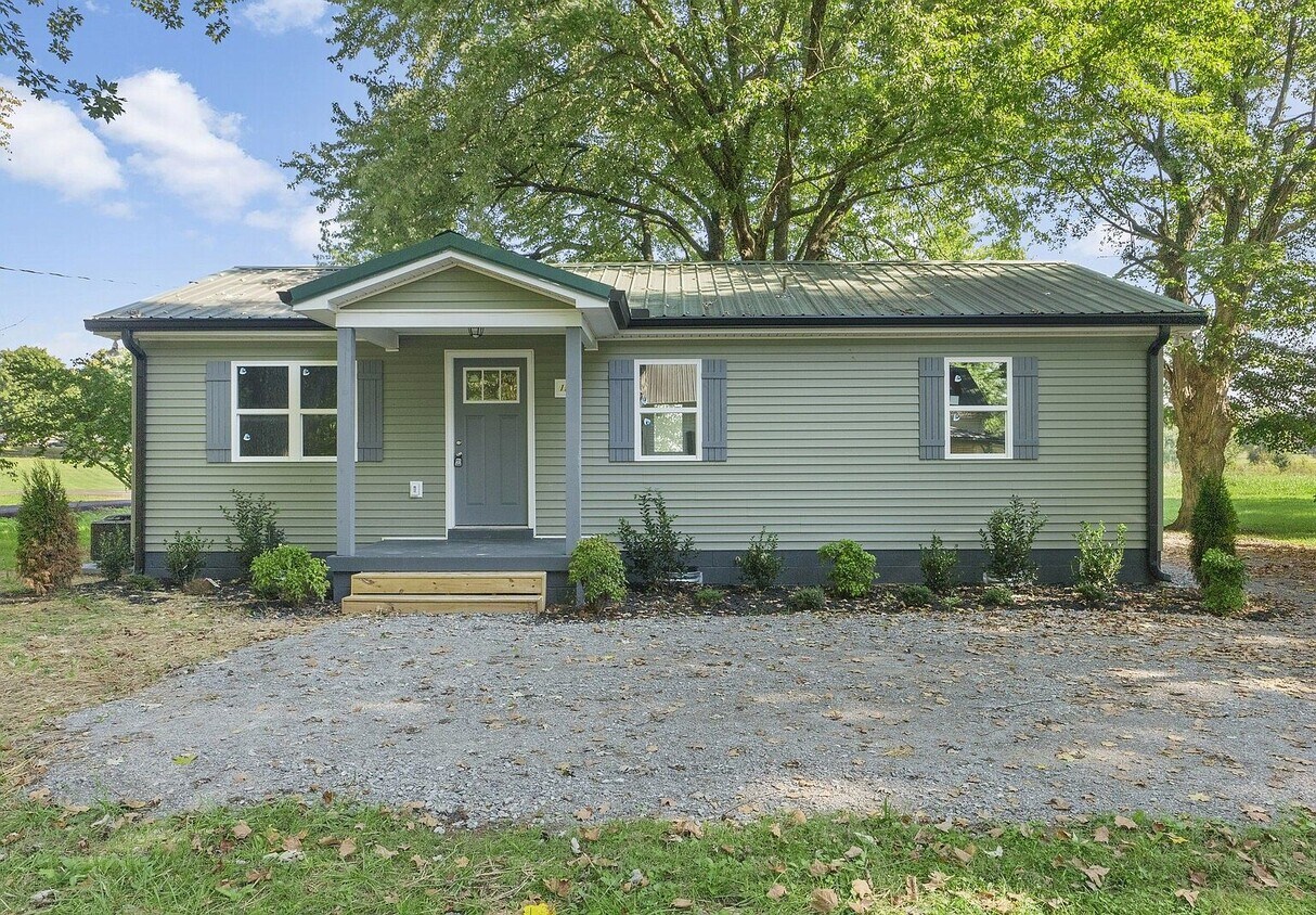 3bed, 1bath newly renovated ranch on .75 acre!! - 129 Moore St