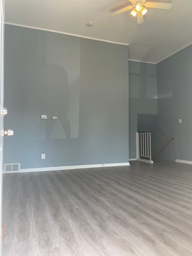 Foto del edificio - Split Level Linwood Home for Rent!