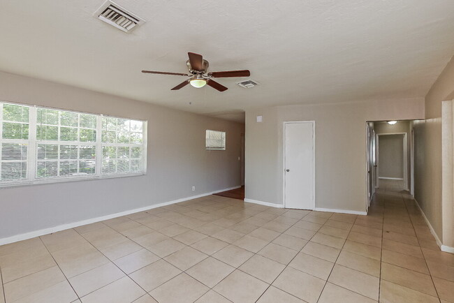 Building Photo - 1107 NW 15th Ct