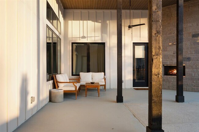 Building Photo - 325 Stockman Dr