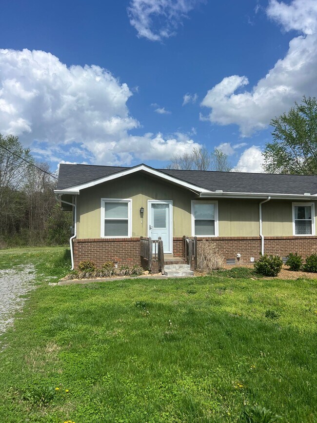 Foto del edificio - Available Now! 2 BR 1 Bath Duplex - Minute...