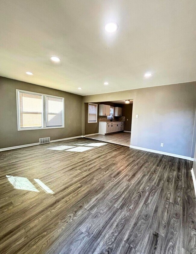 Foto del edificio - Spacious 3-Bedroom 2 Bath Home in Gary