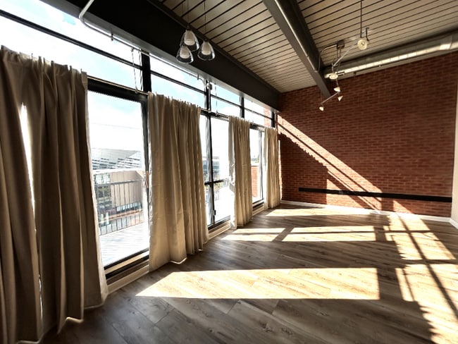 Foto del edificio - 515 W Main St