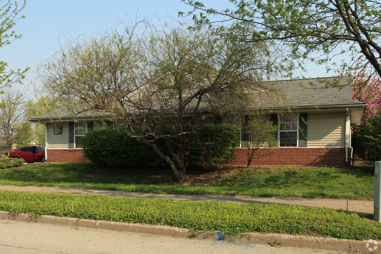 Building Photo - Mullins-Roberts Apartments