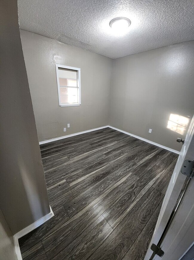 Building Photo - Charming 5 Bedroom House