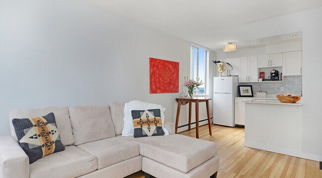 Building Photo - Breakers