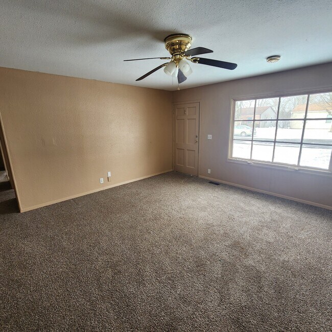 Building Photo - 914 Knollcrest Dr