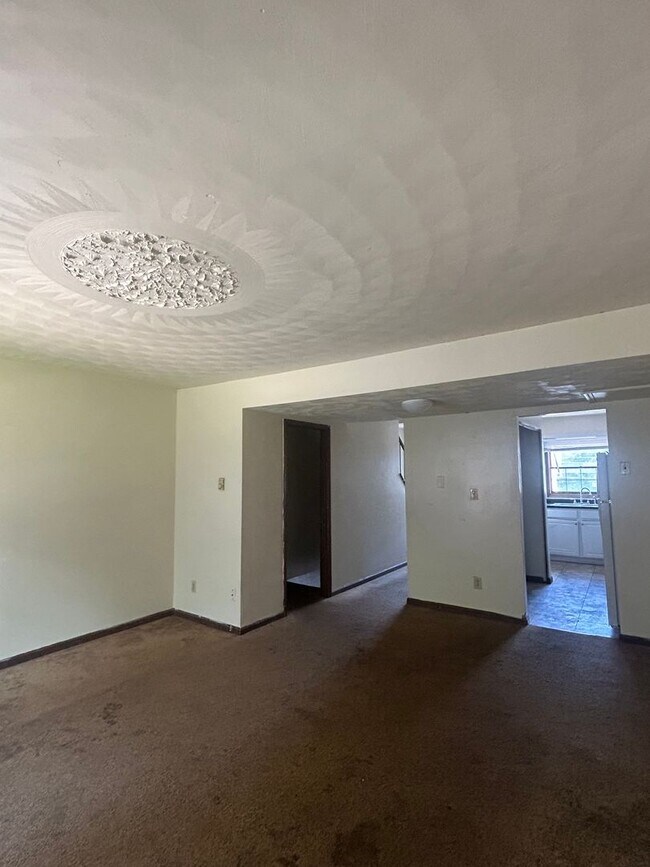 Building Photo - 3 bedroom, 2 bath Townhouse
