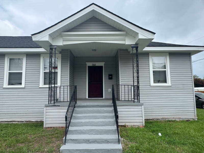 Primary Photo - 790 Eve St