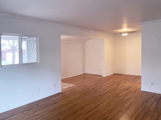 Entry / Dining Room - 10739 Northgate St